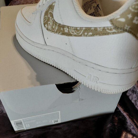 Nike White Air Force 1 '07 ESS White w/Gold Paisley Swoosh Sz W8 - M 6.5 - Picture 7 of 7